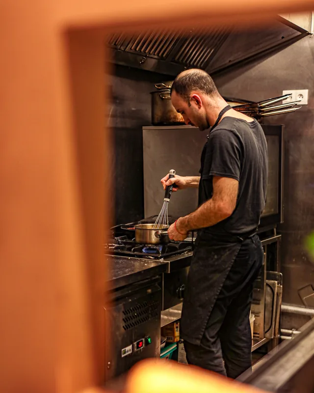 Le chef de Dadou au travail dans la cuisine