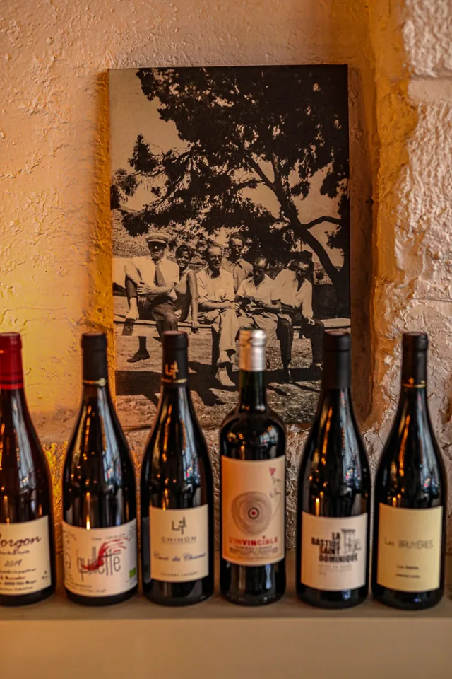 Bouteilles de vin sélectionnées dans la salle de Dadou